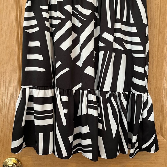 Karl Lagerfeld Black & White Geo Print Short Sleeve Surplice Mini Dress NWT Sz 2 - Picture 3 of 15